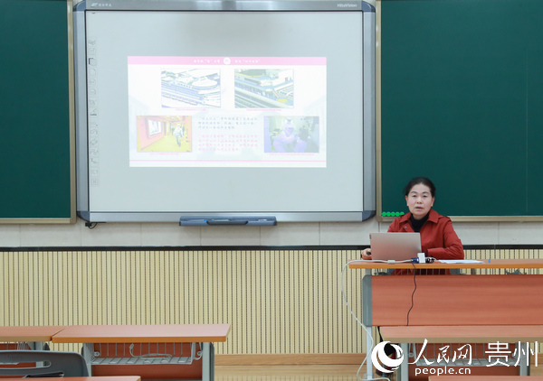 贵师范大学党委书记韩卉正在授课。贵州师范大学宣传部供图