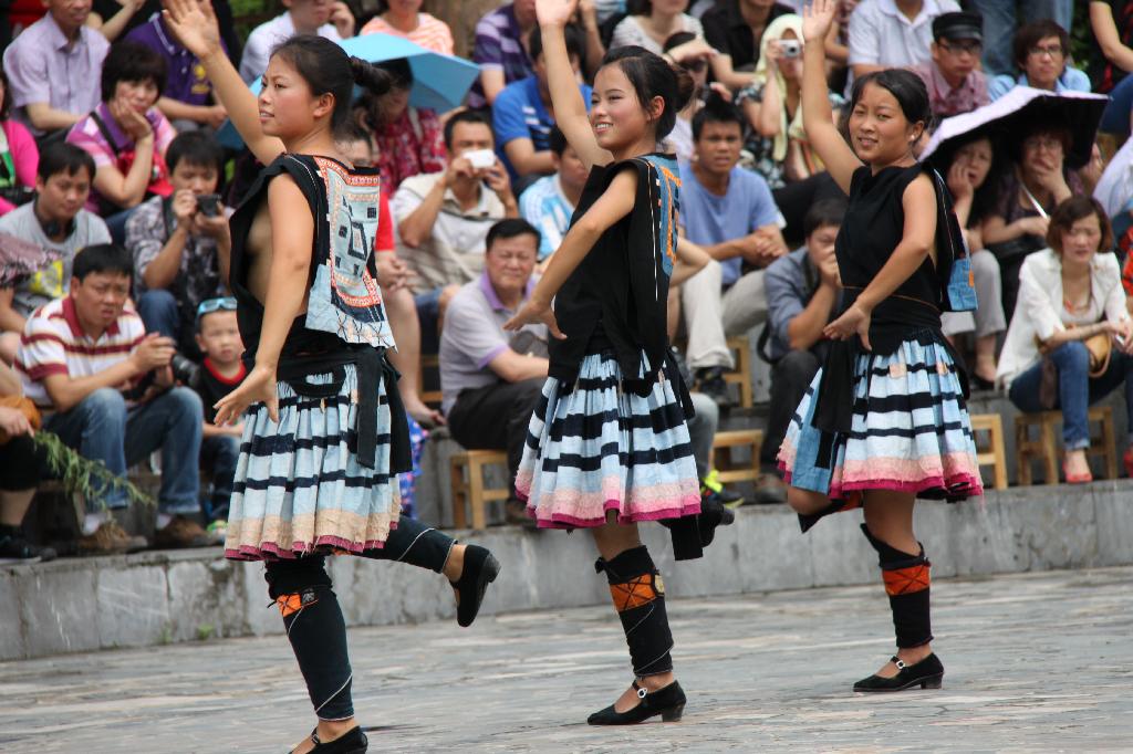 白裤瑶男性夏装图片